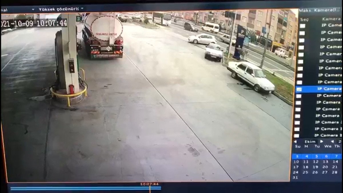 Zonguldak’ta el freni çekilmeyen araç, ana yola çıkıp kaza yaptı #2