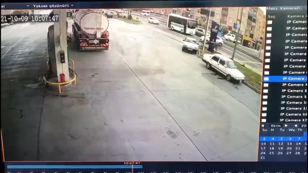 Zonguldak’ta el freni çekilmeyen araç, ana yola çıkıp kaza yaptı #1