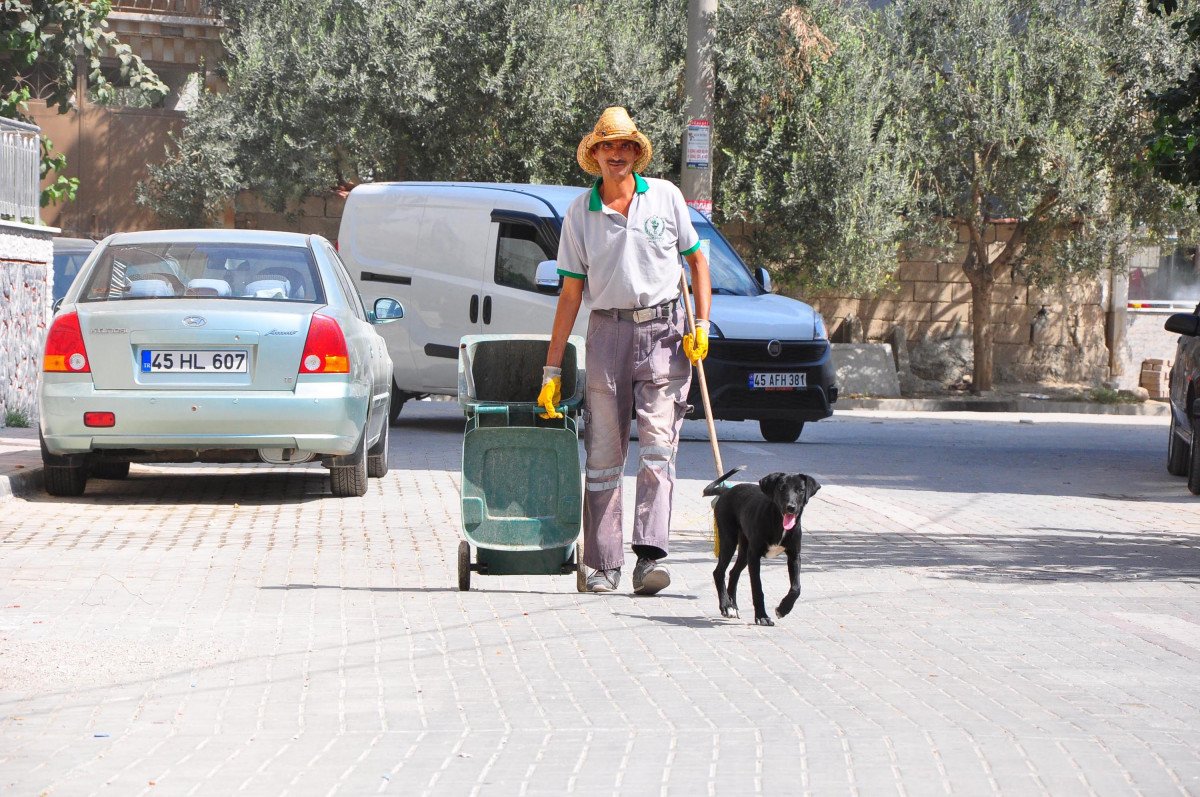 Manisa’da, temizlik işçisi ile sokak köpeğinin samimi dostluğu #3