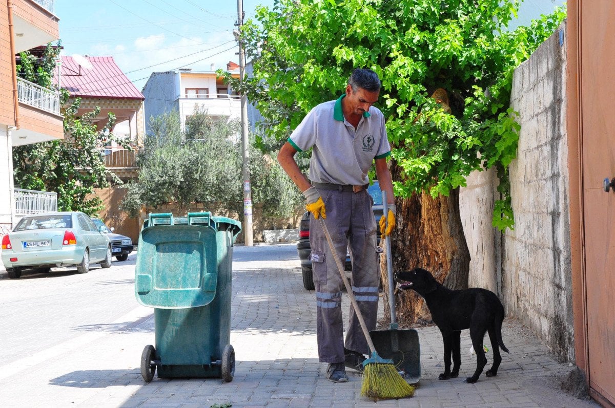 Manisa’da, temizlik işçisi ile sokak köpeğinin samimi dostluğu #1