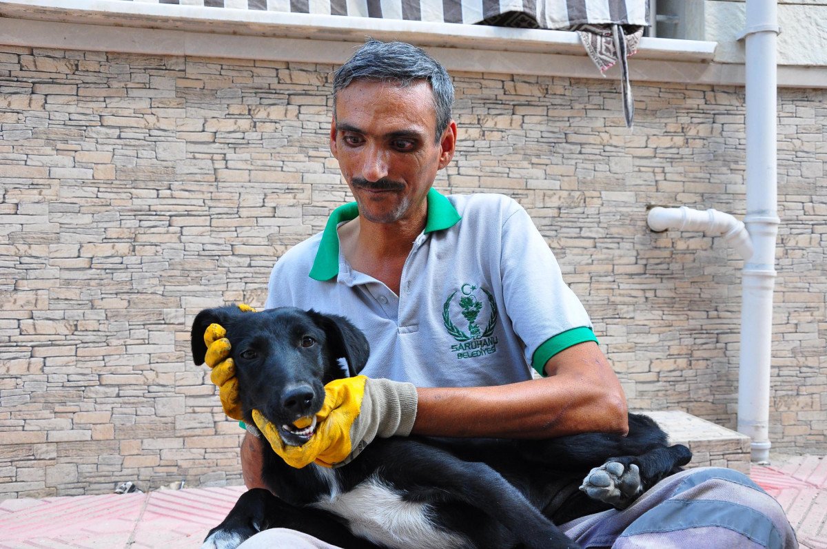 Manisa’da, temizlik işçisi ile sokak köpeğinin samimi dostluğu #2