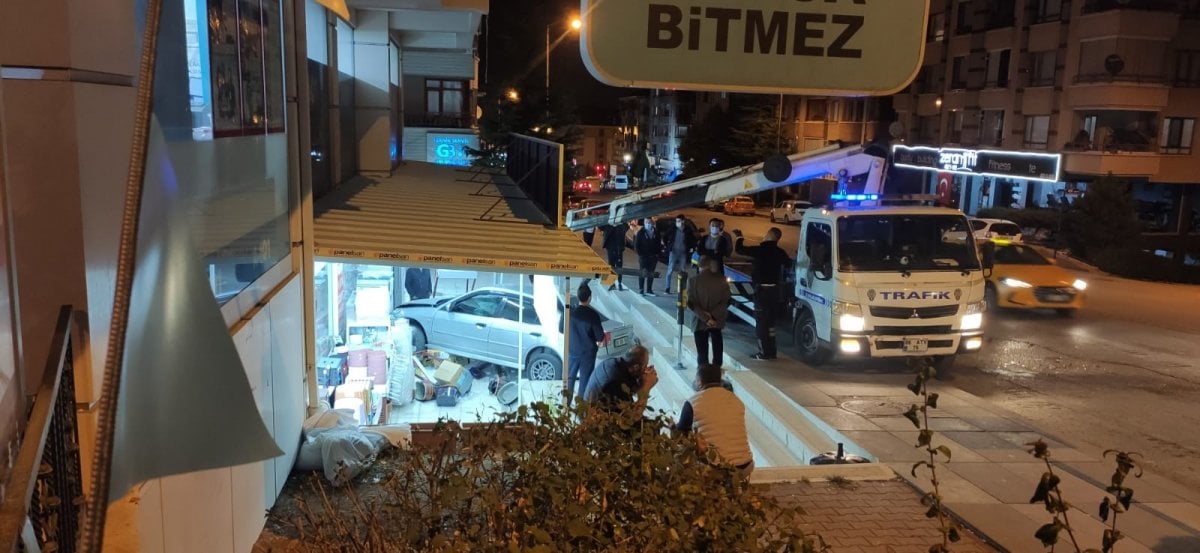 Ankara’da kontrolü kaybetti, hediyelik eşya dükkanına daldı #2