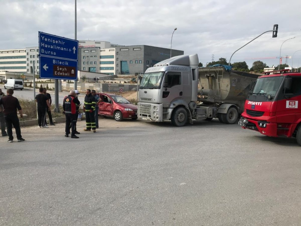 Bilecik te otomobil ile kamyonun çarpışması sonucu 2 kişi yaralandı #3