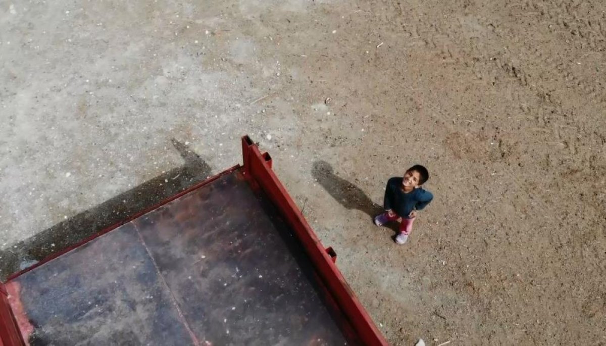 Erzurum da çocuklar ilk kez gördükleri drone u kovaladı #3
