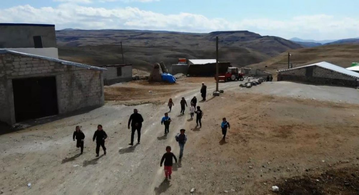 Erzurum da çocuklar ilk kez gördükleri drone u kovaladı #4