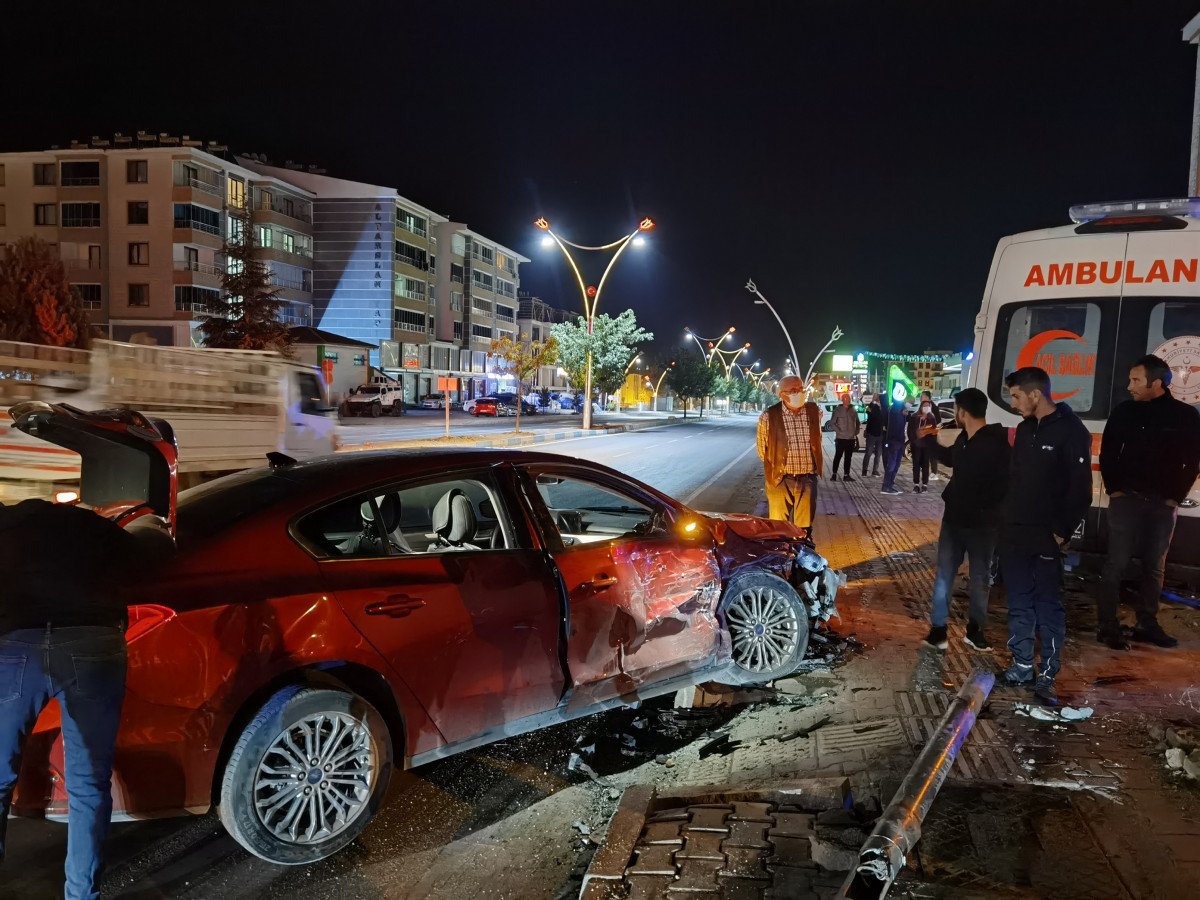 Tunceli de ambulansla otomobil çarpıştı: 6 yaralı #5