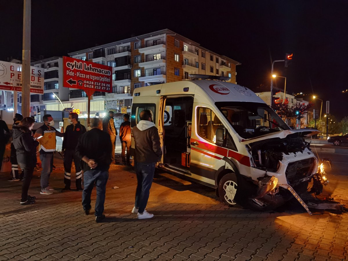Tunceli de ambulansla otomobil çarpıştı: 6 yaralı #1