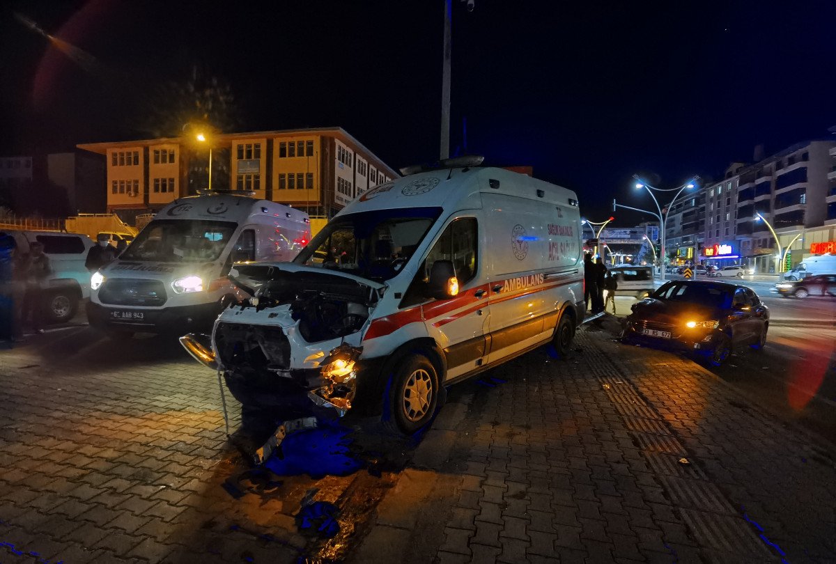 Tunceli de ambulansla otomobil çarpıştı: 6 yaralı #2