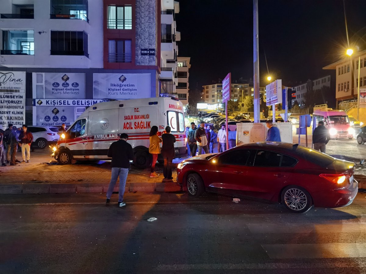 Tunceli de ambulansla otomobil çarpıştı: 6 yaralı #3