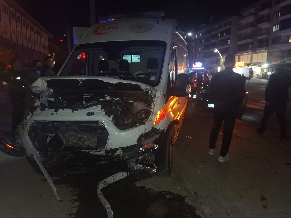 Tunceli de ambulansla otomobil çarpıştı: 6 yaralı #4