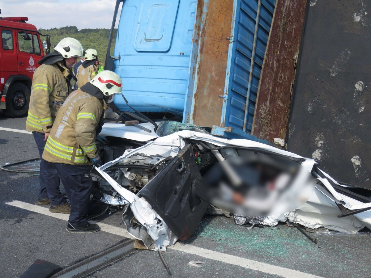 Beykoz da feci kaza: Kamyon otomobilin üzerine devrildi #3