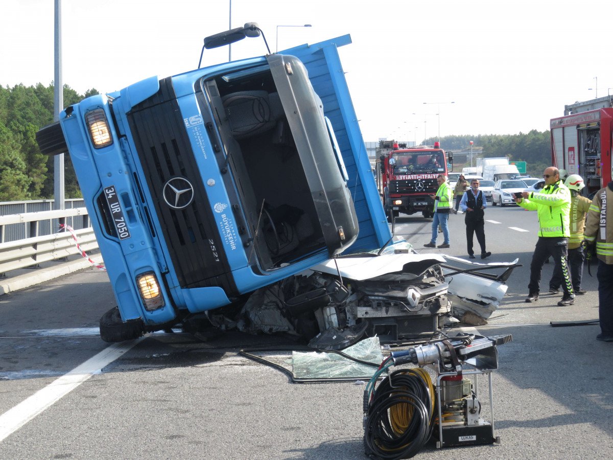 Beykoz da feci kaza: Kamyon otomobilin üzerine devrildi #1