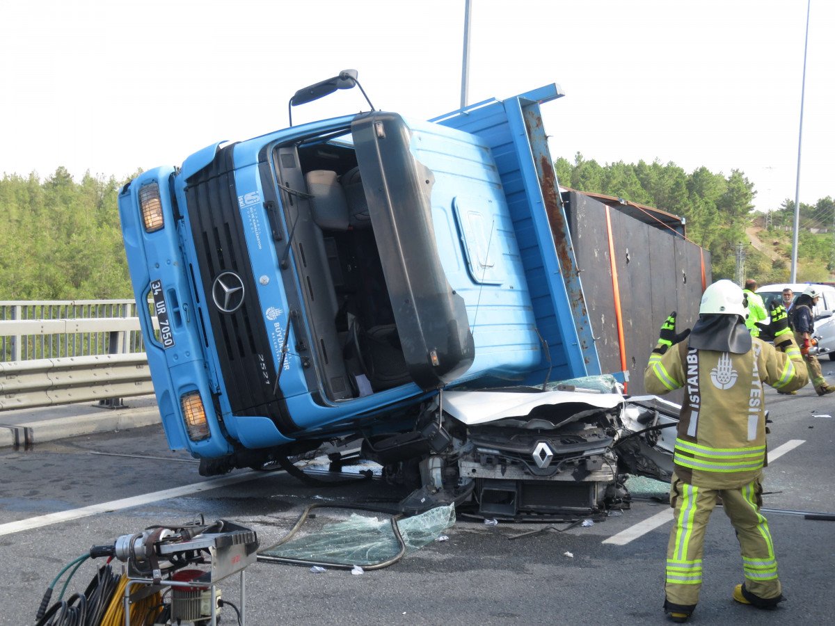 Beykoz da feci kaza: Kamyon otomobilin üzerine devrildi #2