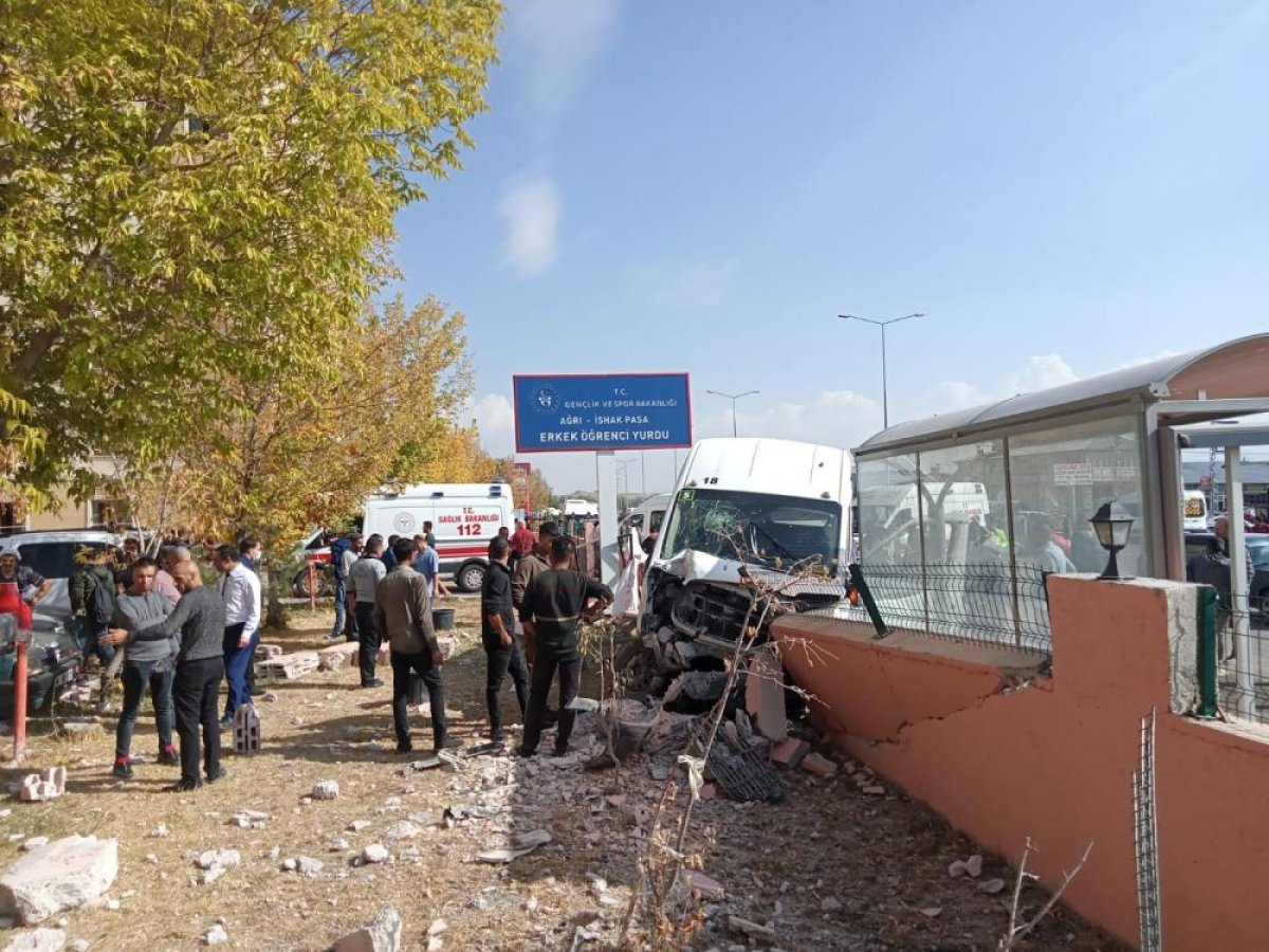 Ağrı da okul servisi kaza yaptı: 7 öğrenci yaralandı #1