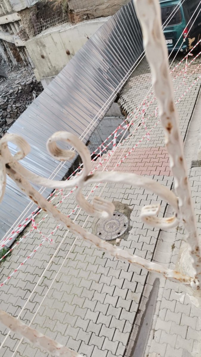 Kağıthane’de bir inşaatın istinat duvarı çöktü #2