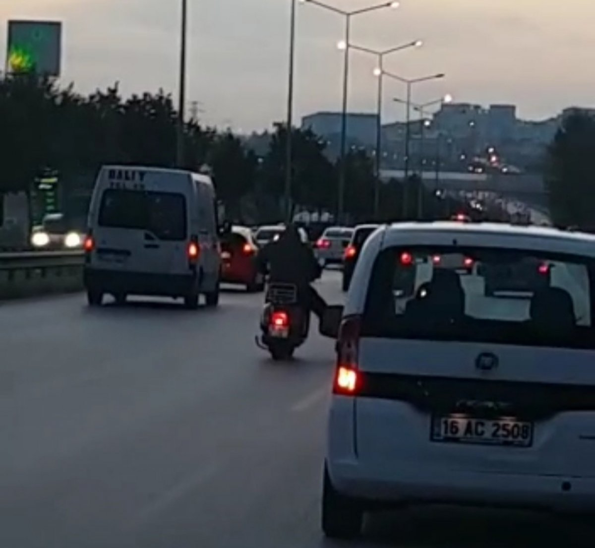 Bursa’da iki motosikletinin tehlikeli oyunu #2