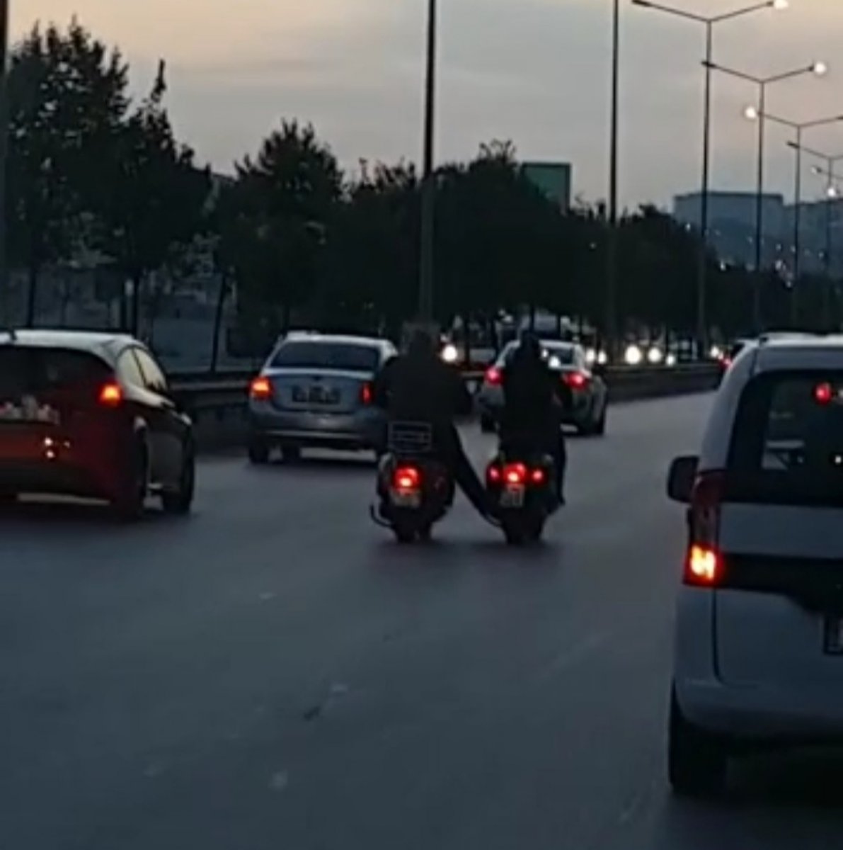 Bursa’da iki motosikletinin tehlikeli oyunu #1