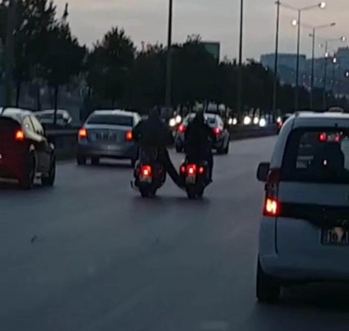 Bursa’da iki motosikletinin tehlikeli oyunu #3