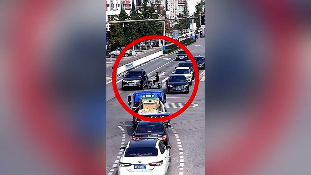 Çin de scooter sürücüsü kadın, telefonuna bakarken kaza geçirdi #2