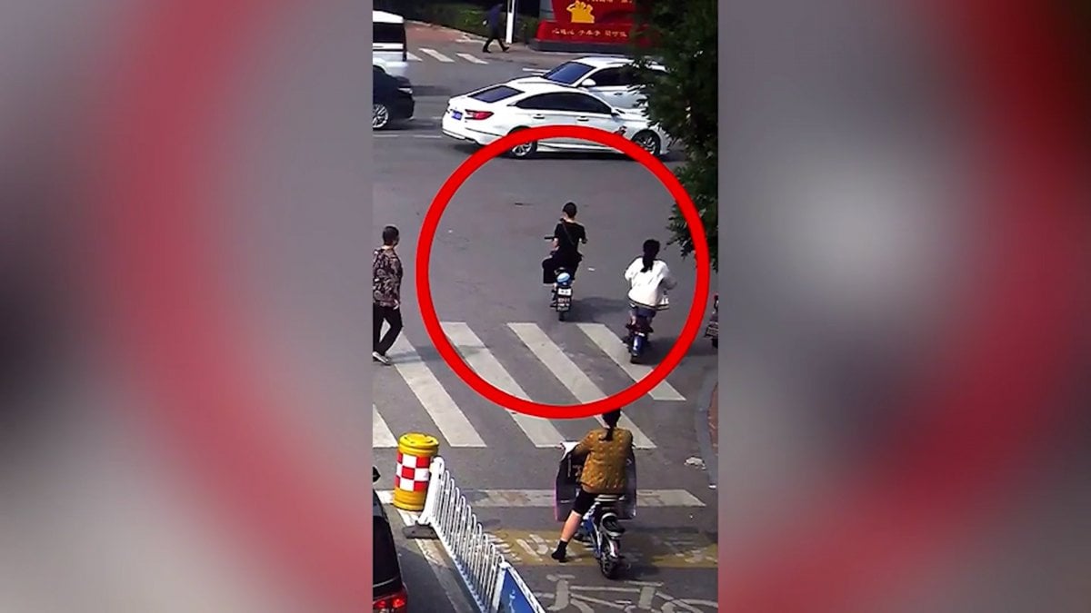 Çin de scooter sürücüsü kadın, telefonuna bakarken kaza geçirdi #1