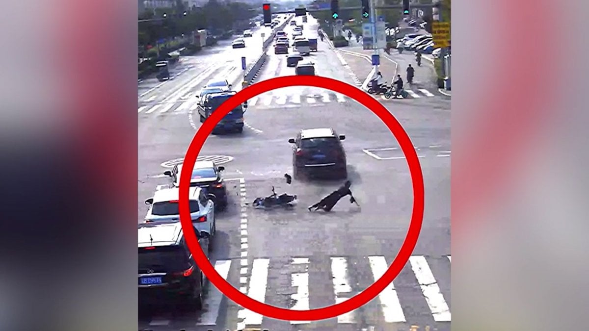 Çin de scooter sürücüsü kadın, telefonuna bakarken kaza geçirdi #3