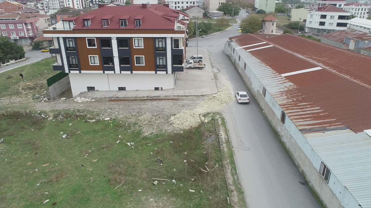 Arnavutköy’de hafriyat kamyonu, mahalle içinde kaçak döküm yaptı #2