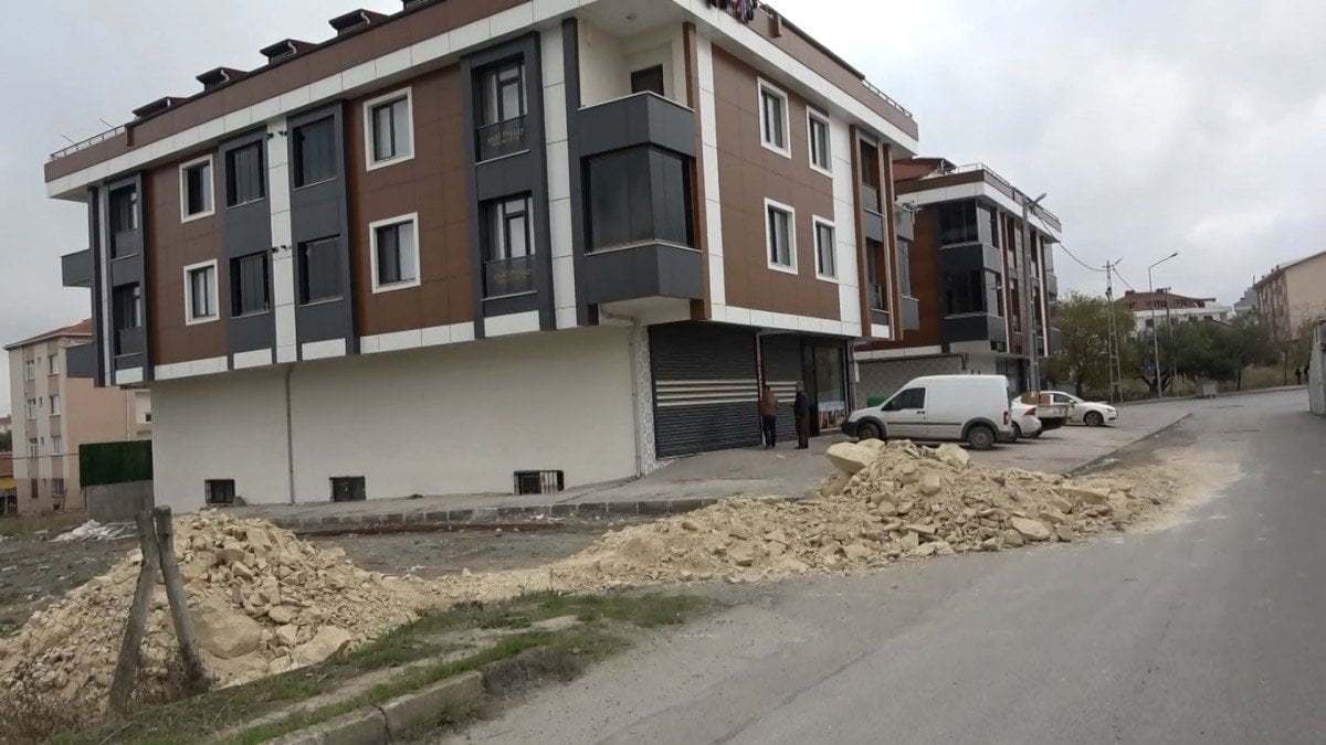 Arnavutköy’de hafriyat kamyonu, mahalle içinde kaçak döküm yaptı #1