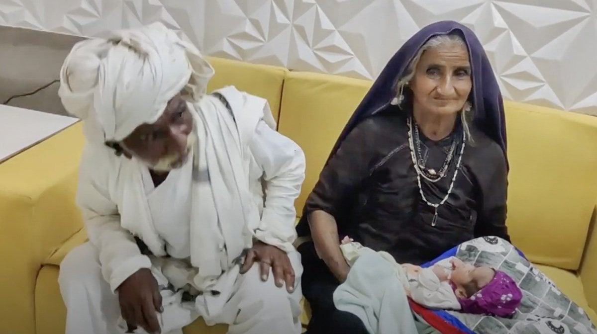 Hint kadın ilk bebeğini 70 yaşında kucağına aldı #1