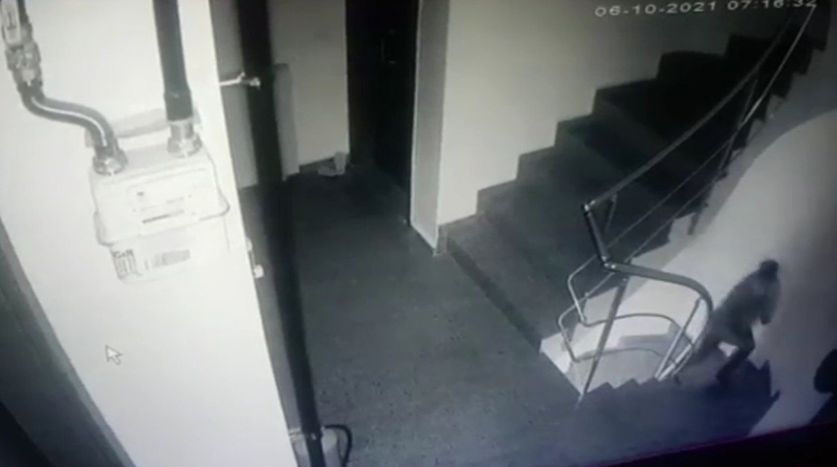 Şişli’de, apartmana giren ayakkabı hırsızı yakalandı #2