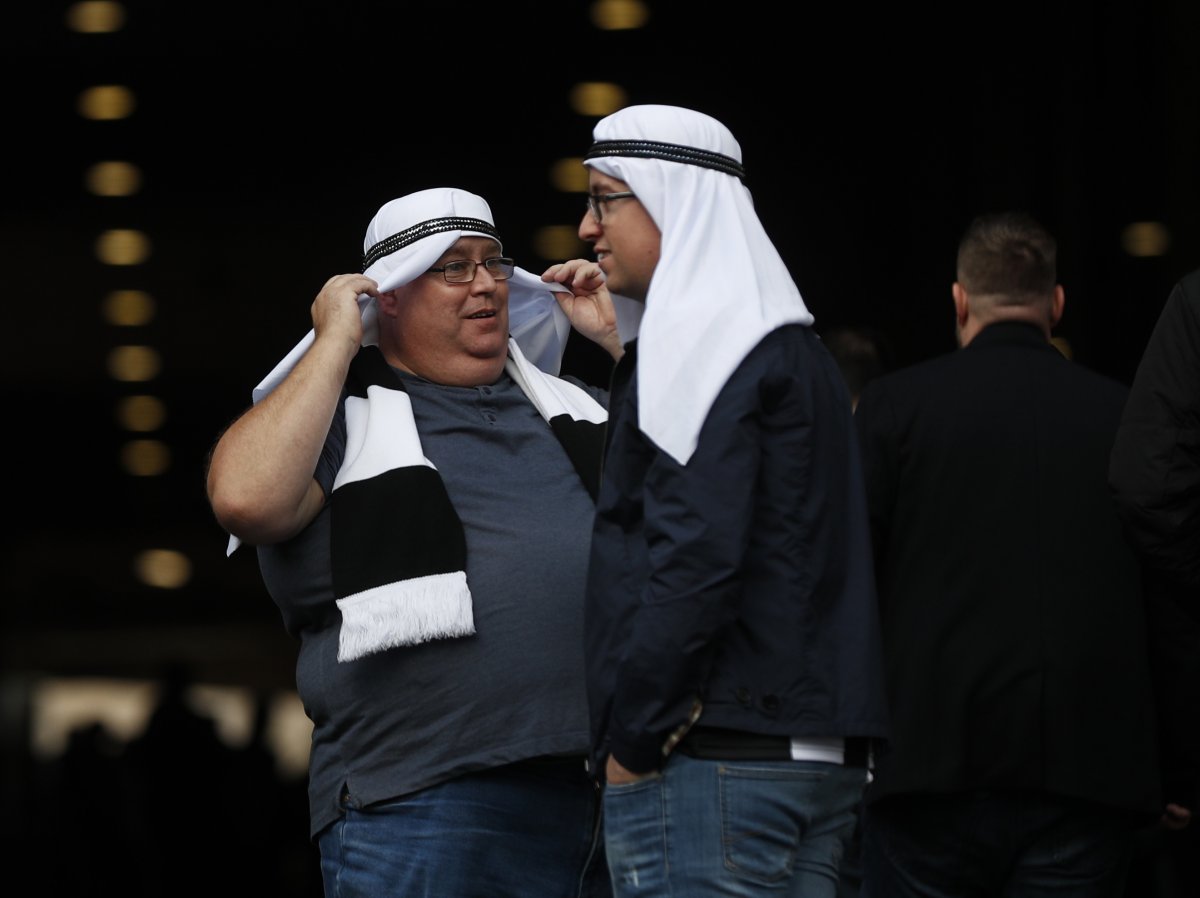 Newcastle United taraftarları stada Arap kıyafetleriyle gitti #6
