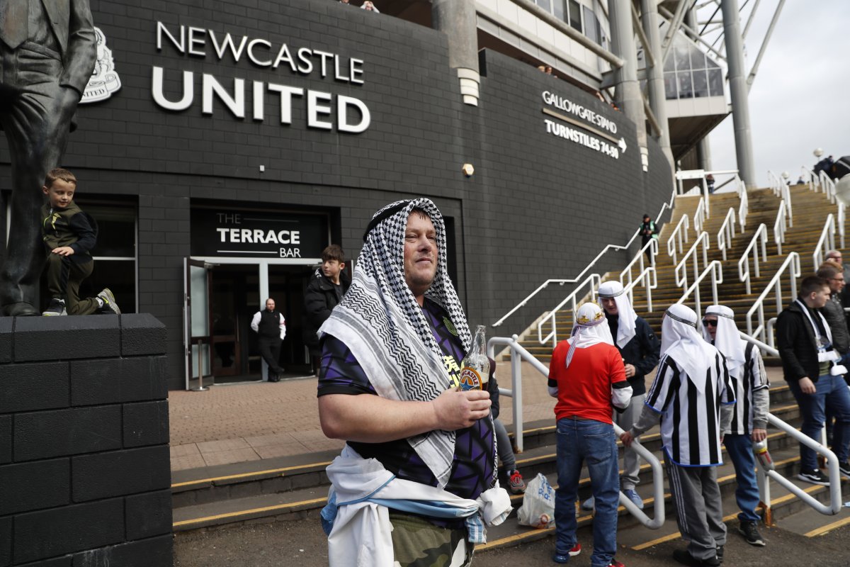 Newcastle United taraftarları stada Arap kıyafetleriyle gitti #8