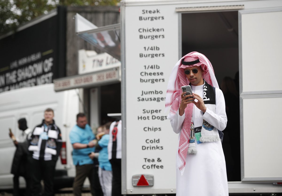 Newcastle United taraftarları stada Arap kıyafetleriyle gitti #1