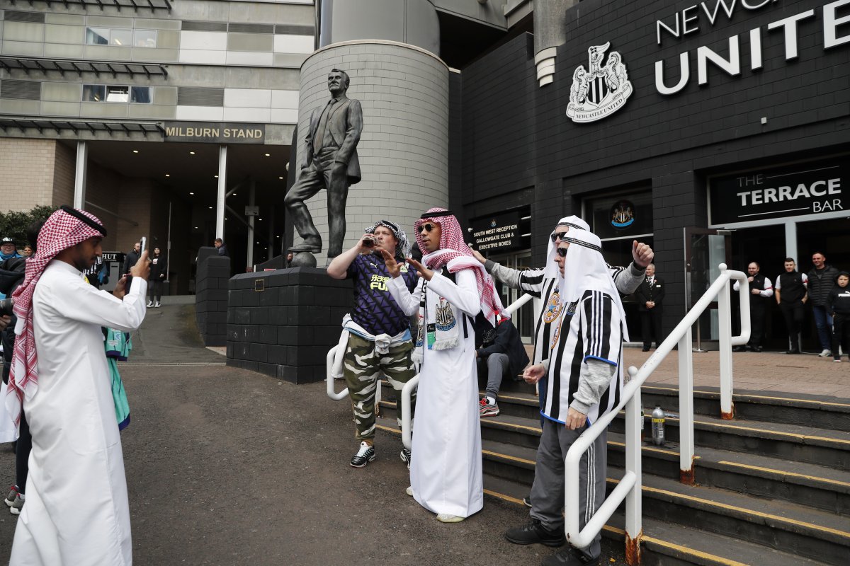Newcastle United taraftarları stada Arap kıyafetleriyle gitti #5