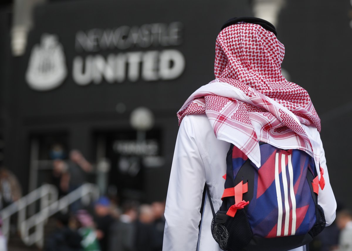 Newcastle United taraftarları stada Arap kıyafetleriyle gitti #4