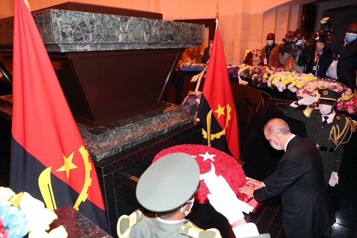 Cumhurbaşkanı Erdoğan dan Angola nın ilk Cumhurbaşkanı Neto nun mezarına ziyaret #1