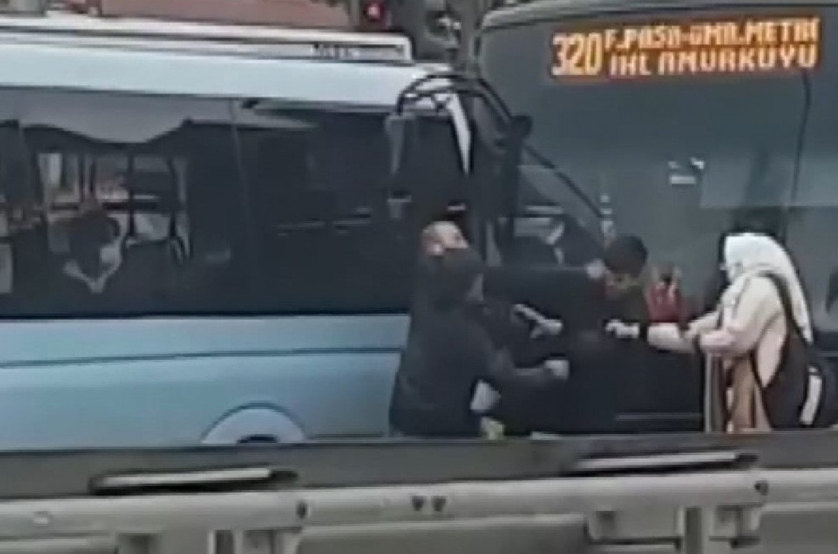 Ümraniye’de, İETT şoförü ile otomobil sürücüsü trafikte kavga etti #1