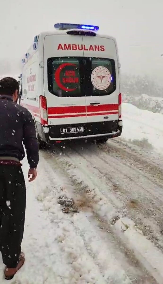Adana da kazaya yetişirken karlı yola takılan ambulansa çiftçi yardımı #1