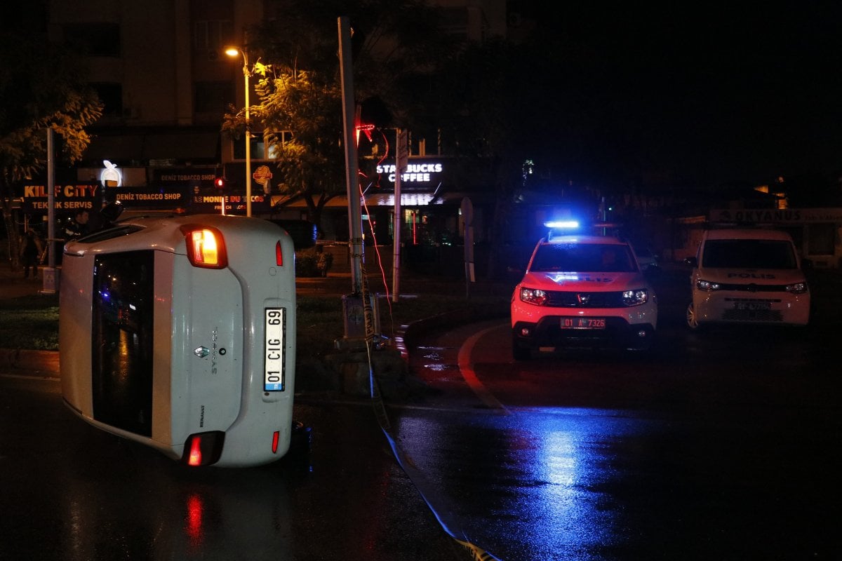 Adana da polisten kaçarken sinyalizasyon direğine çarpıp takla attılar #4