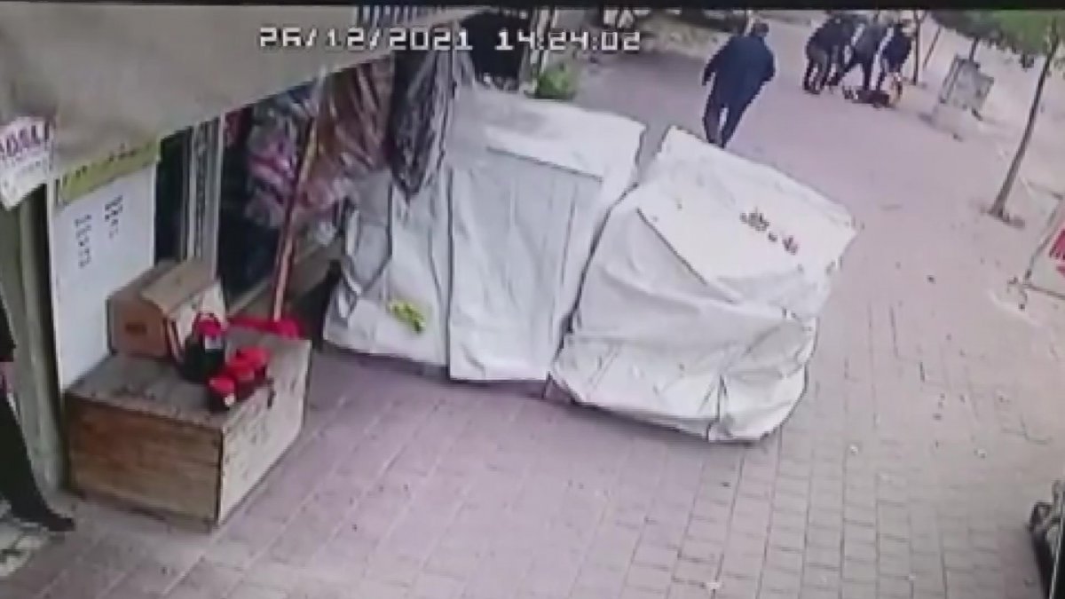 Adana daki dayakçı kocaya yapılan linç girişimi kamerada #3