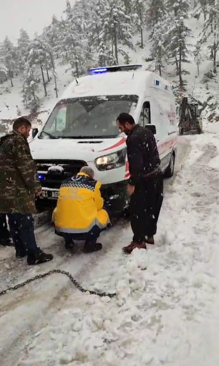 Adana da kazaya yetişirken karlı yola takılan ambulansa çiftçi yardımı #2