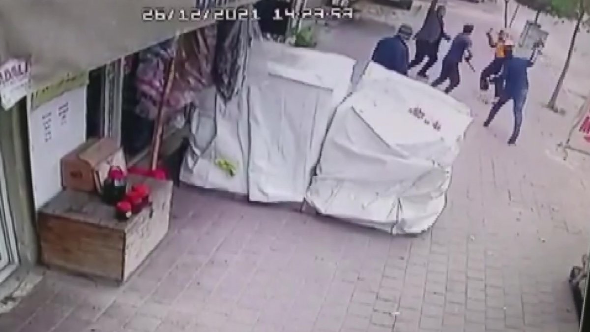 Adana daki dayakçı kocaya yapılan linç girişimi kamerada #2