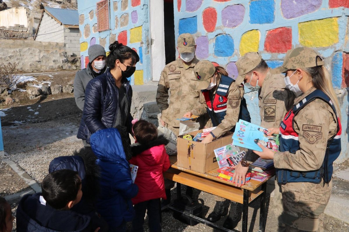 Bitlis te askerler öğrencilere kırtasiye malzemesi dağıttı #2