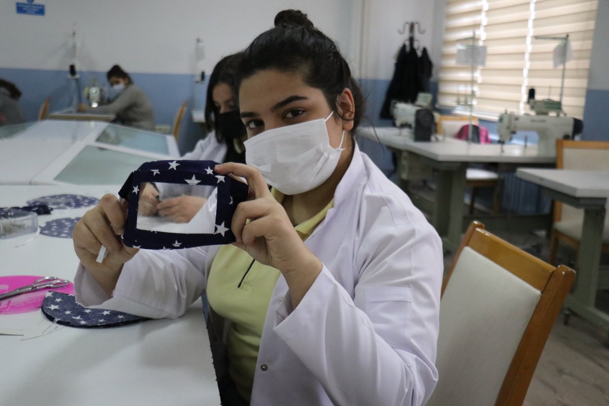 Malatya’da meslek lisesinde, işitme engelliler için şeffaf maske üretildi #2