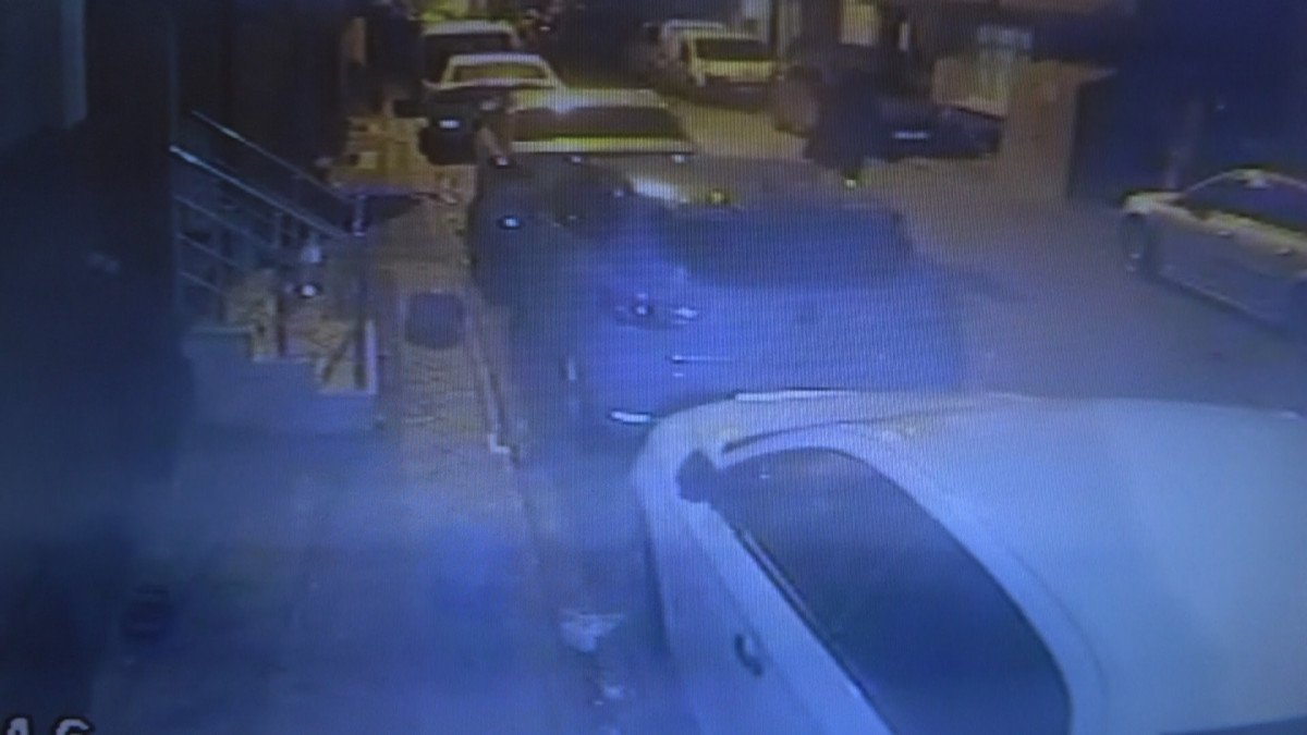 Sultangazi’de, park halindeki otomobile silahlı saldırı anları #3
