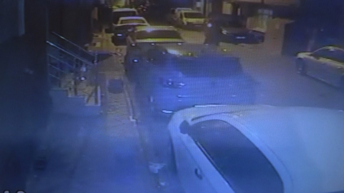 Sultangazi’de, park halindeki otomobile silahlı saldırı anları #2