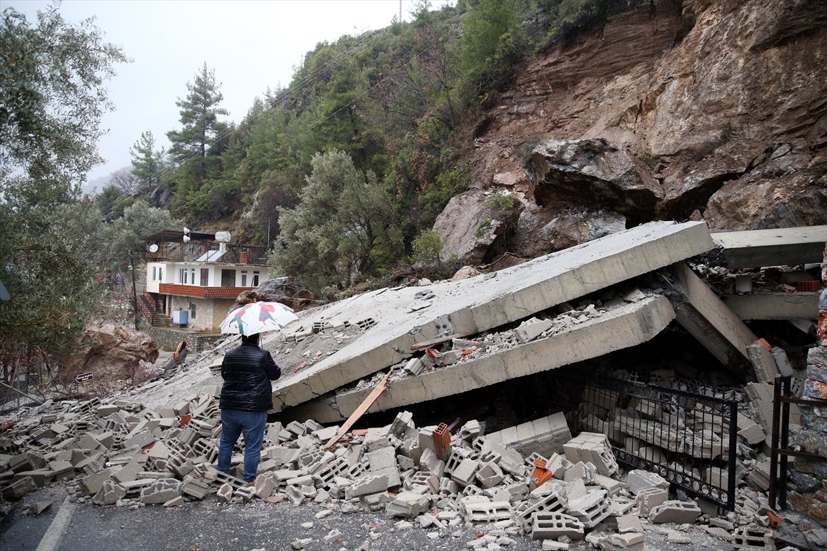 Alanya da dağdan düşen kaya parçaları evi yıktı #3