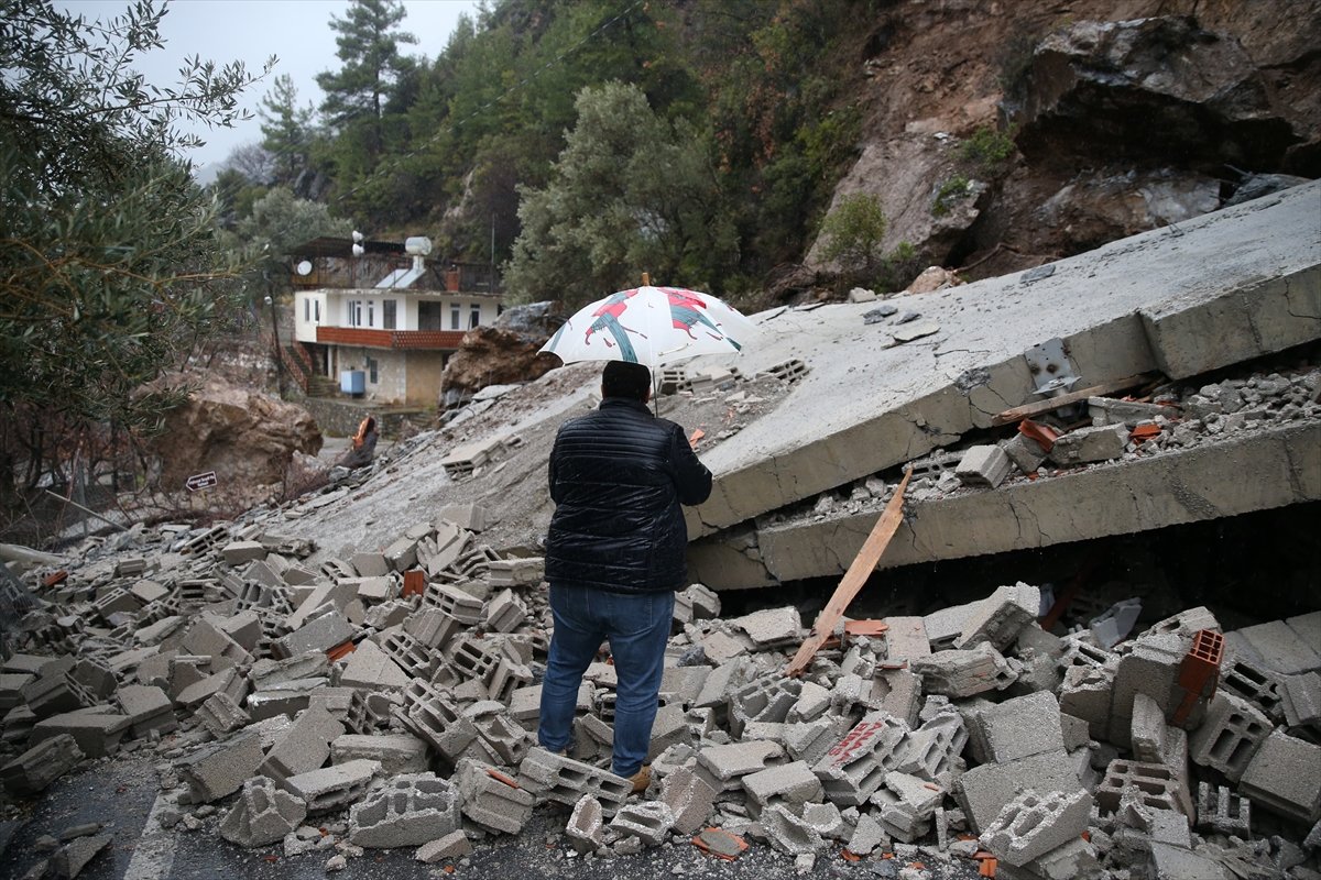 Alanya da dağdan düşen kaya parçaları evi yıktı #2