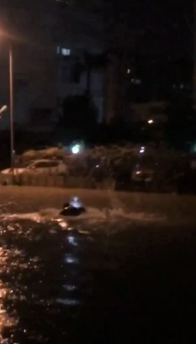Antalya’da sağanak sonrası biriken suda botuyla yüzdü #3
