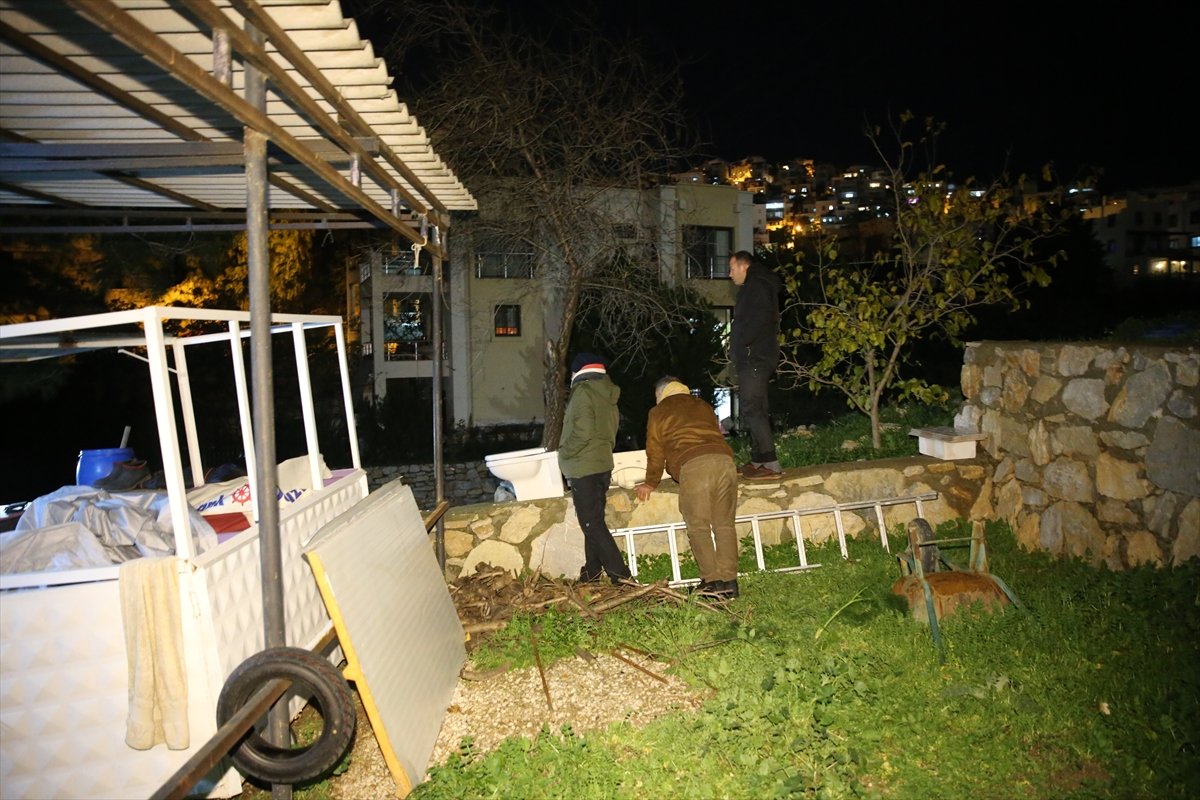 Bodrum da çöken istinat duvarı sebebiyle iki ev tahliye edildi #4