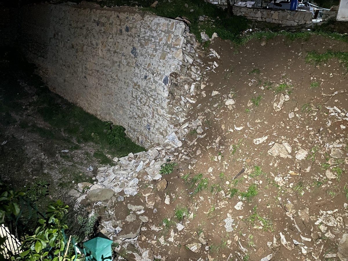 Bodrum da çöken istinat duvarı sebebiyle iki ev tahliye edildi #3